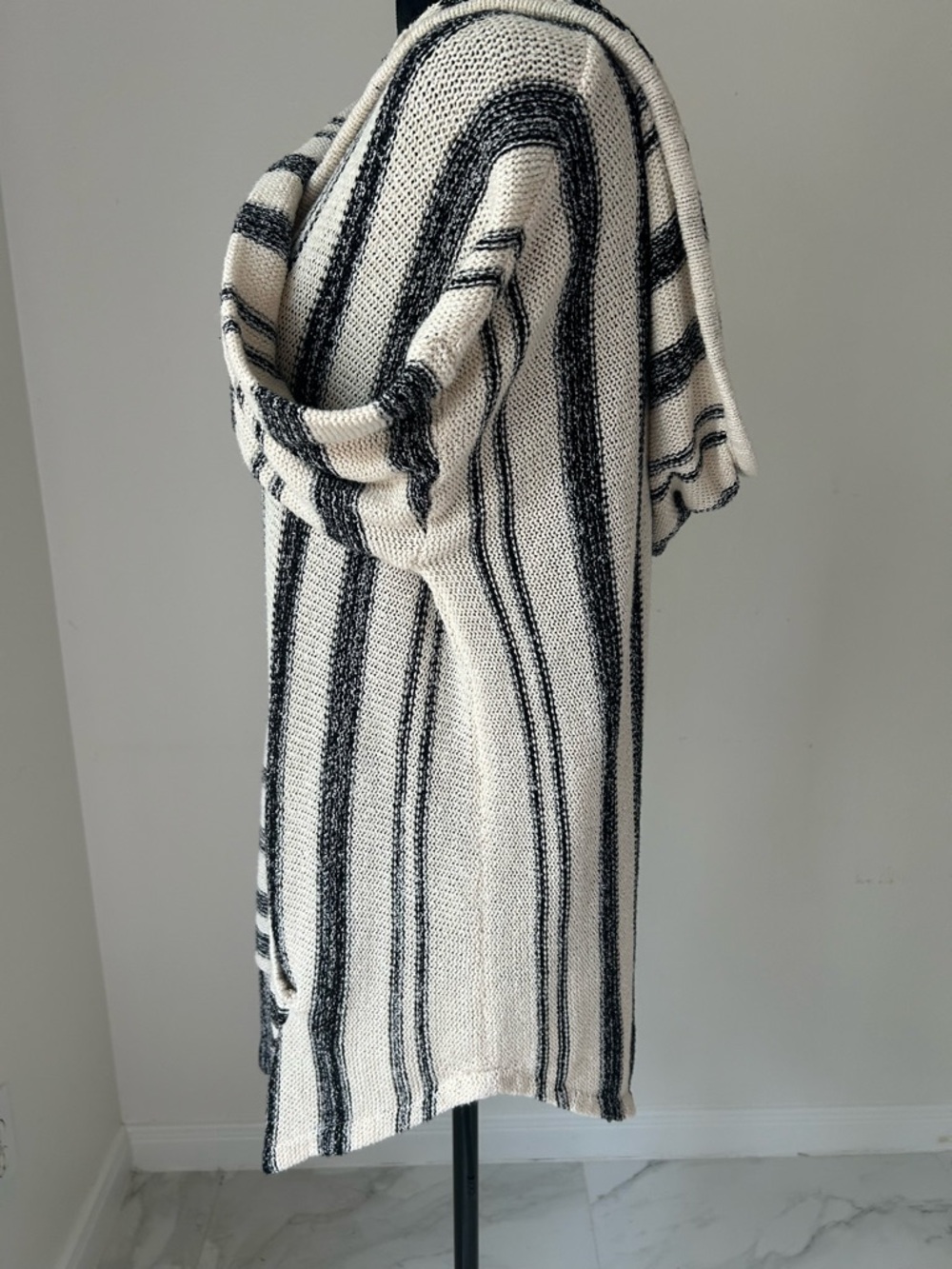 Buc-ee’s Baja Style Hooded Poncho Sweater Tunic - Cream & Black, Size M, Unisex - Picture 6 of 7